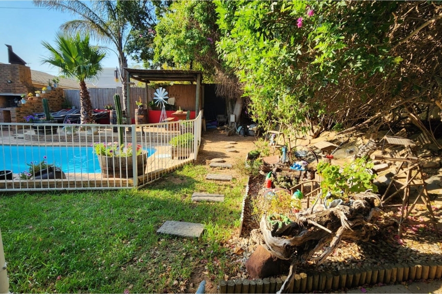 4 Bedroom Property for Sale in Bergzicht Western Cape